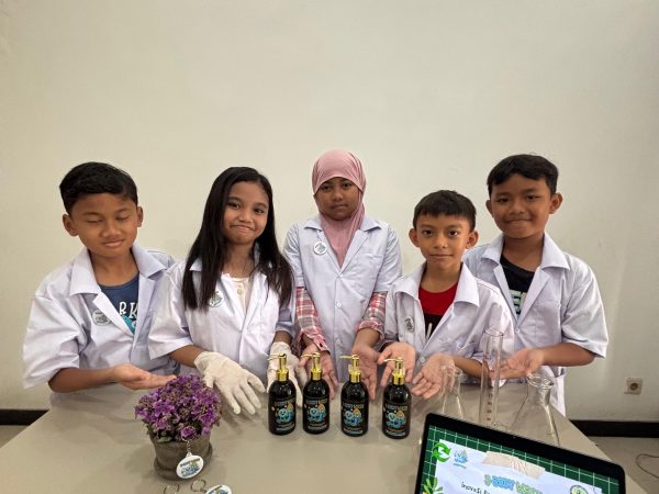 J-Body Wash: Inovasi Siswa SDN Kaliasin 1 Surabaya Mengolah Minyak Jelantah Menjadi Sabun Mandi